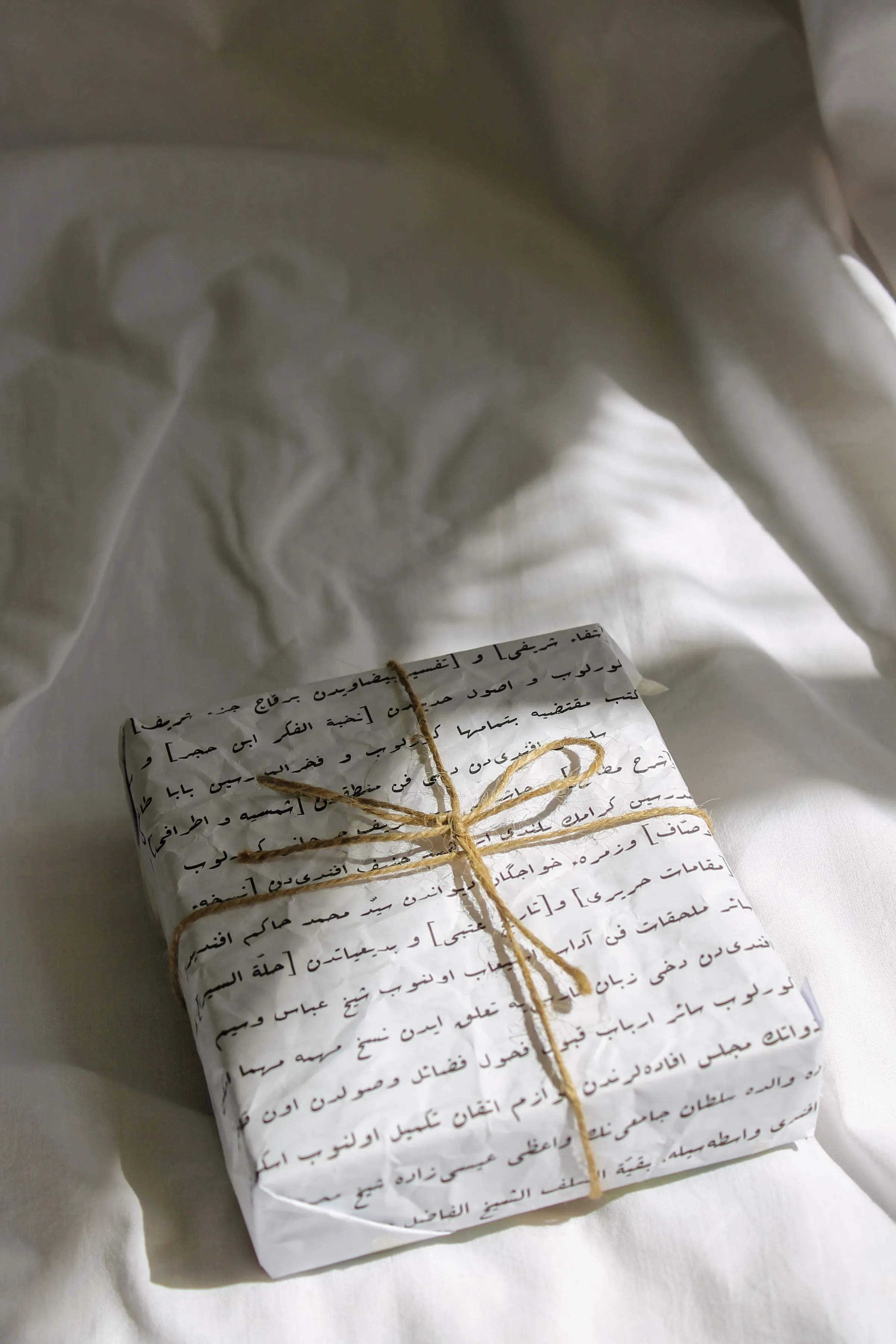Un cadeau emballé de papier et de ficelle