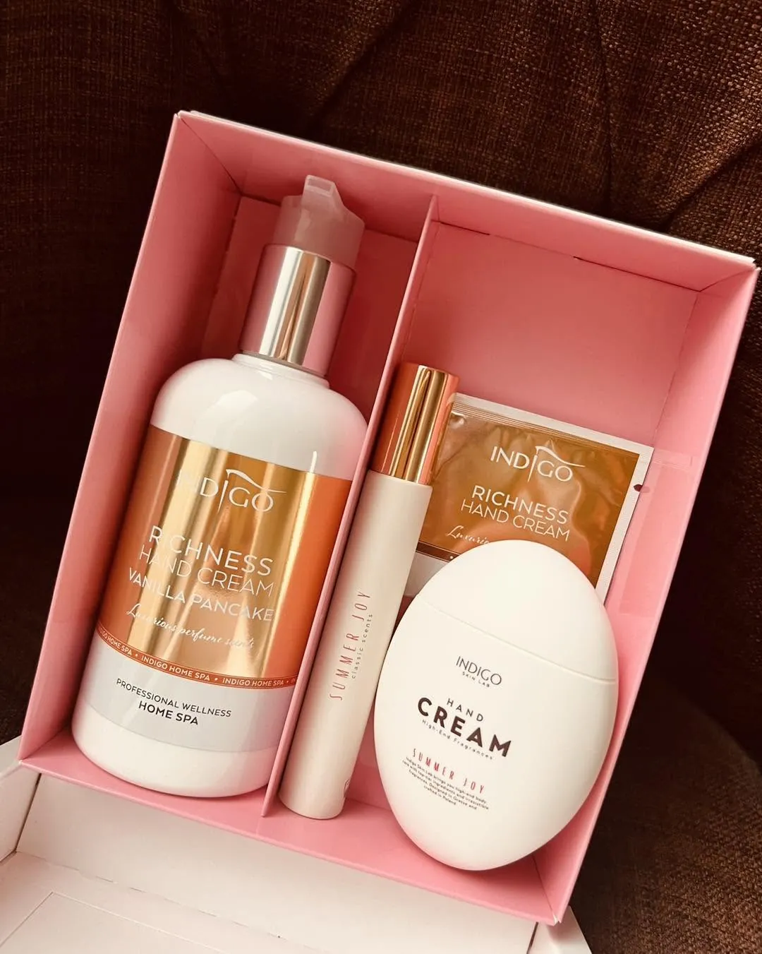 Un coffret de soins Cassière dans sa boîte rose