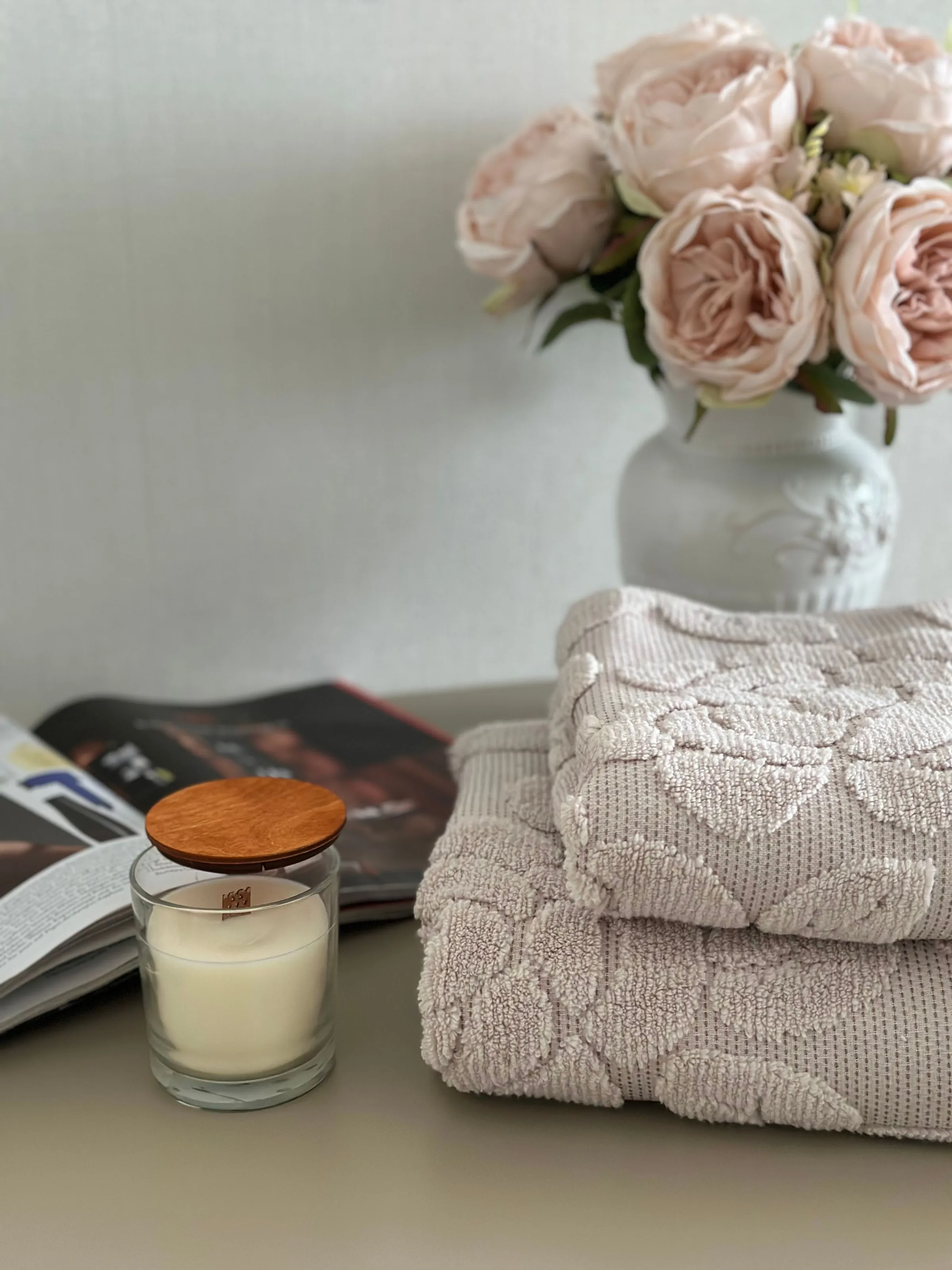 Des roses pâles et du linge plié